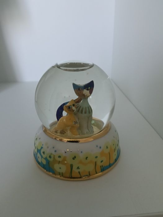 Bola com base em porcelana com gatos