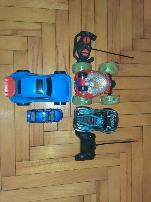 4 Машинки, 2  на радіокеруванні і 2 прості
