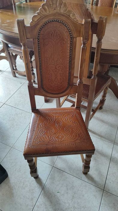 Mesa de madeira extensível com cadeiras