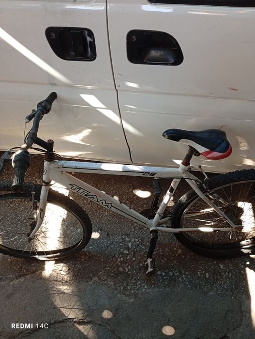 Bicicletas a andar e para restaurar