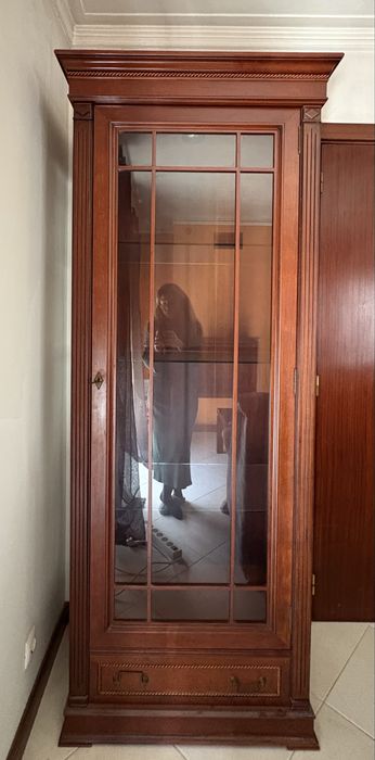 Cristaleira de madeira