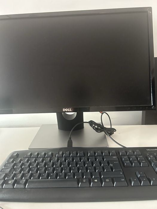 Monitor DELL com teclado