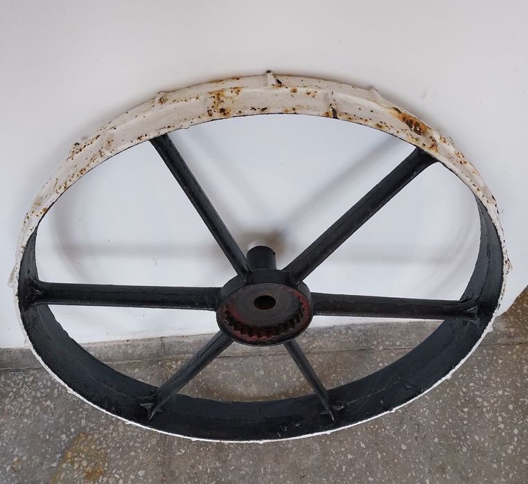 Metalowe stare koło