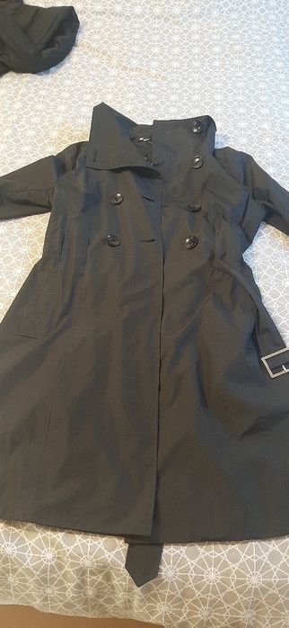 Płaszcz wiosenny firmy Guess