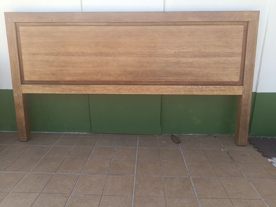 Cabeceira de cama de carvalho maciço.