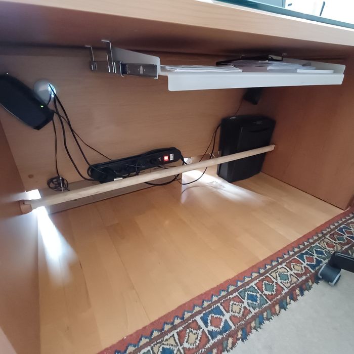 Secretária de escritório .Medidas 140 cm x 80 cmx 72 (alt)cm