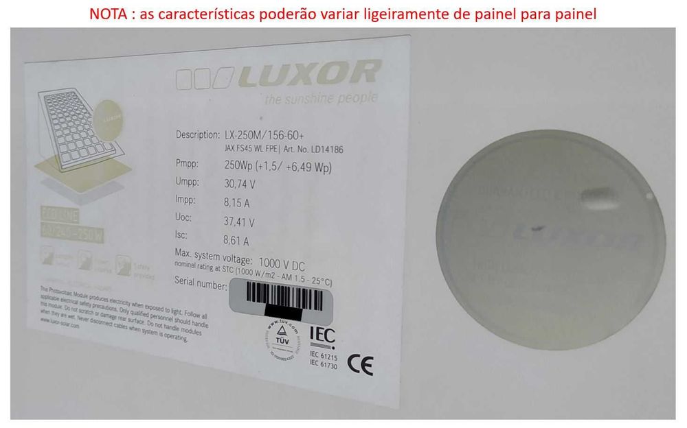 Painéis fotovoltaicos de silício monocristalino, usados.