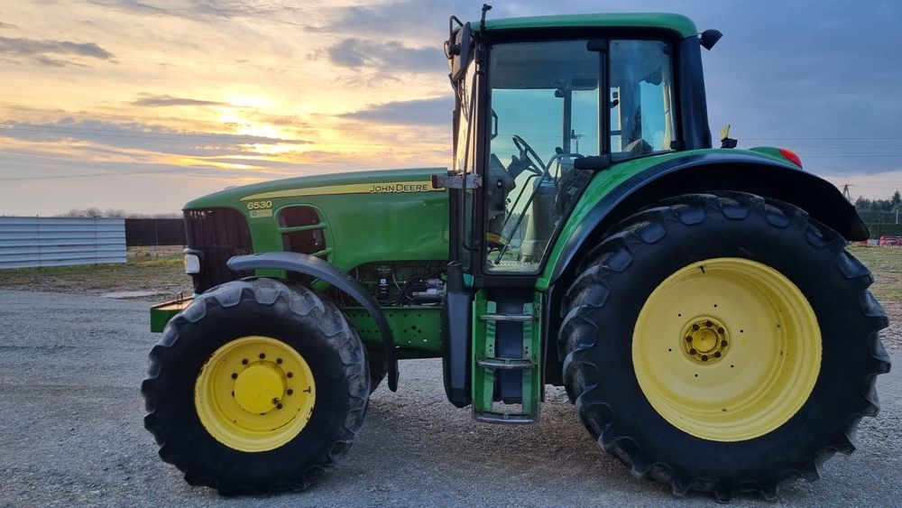 Ciagnik John Deere Model 6530