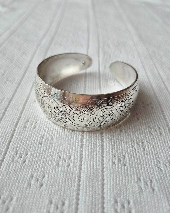 Regulowana bransoletka mankietowa z ornamentem