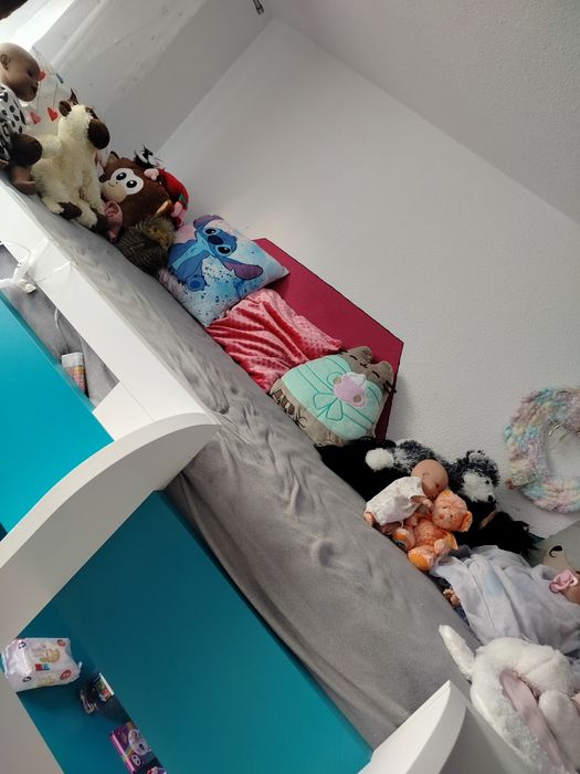 Łóżko antresola z biurkiem i szafą