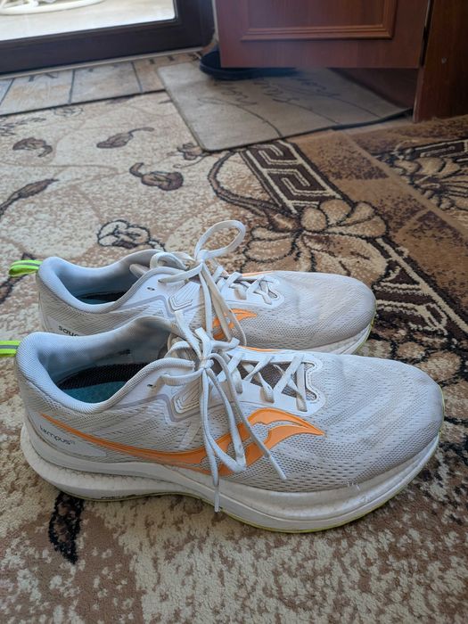 Бігові кросівки saucony tempus 2
