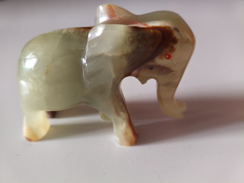 Wazon i figurka słonia z onyksu pakistańskiego