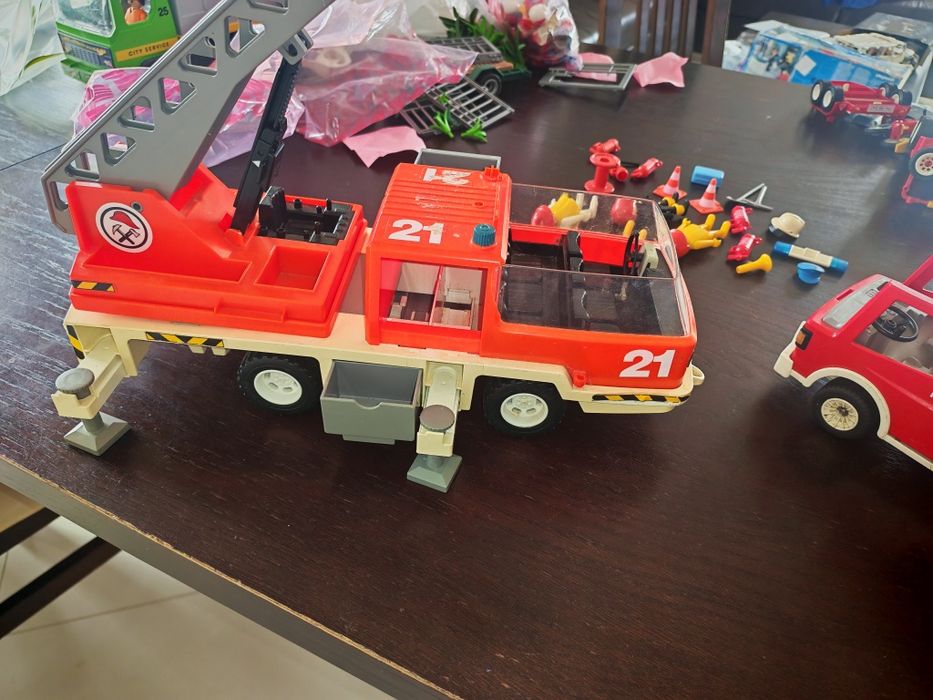 Playmobil duży wóz strażacki+ mniejsze wozy + ludziki