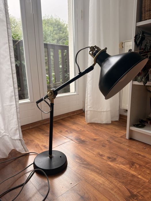 Czarna lampka biurowa ikea