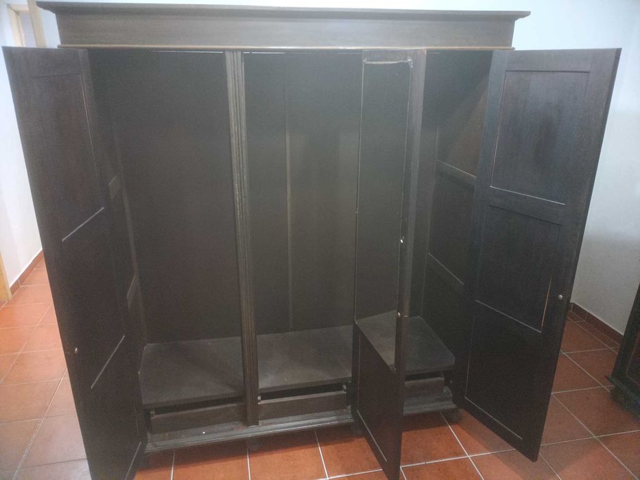 Móvel muito antigo mas grande