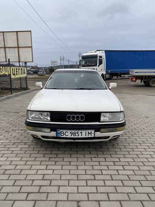 Ауді 90 на ходу.