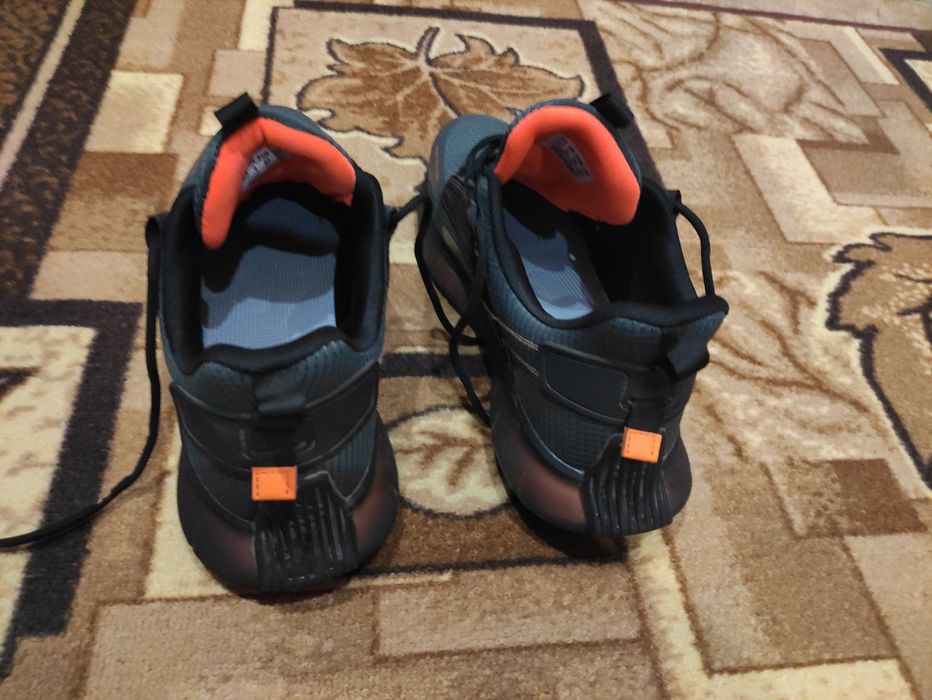 Продаются кроссовки новые большого размера