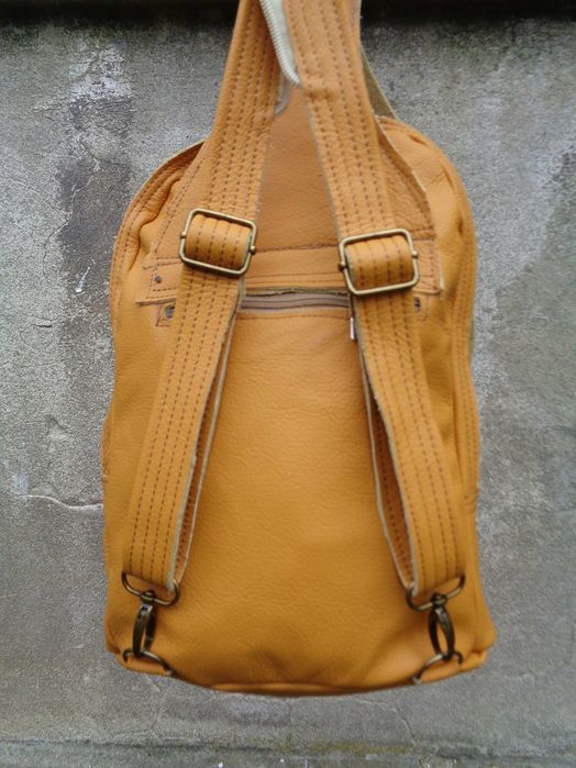 Artystyczny skórzany plecak z liściem.  Handmade