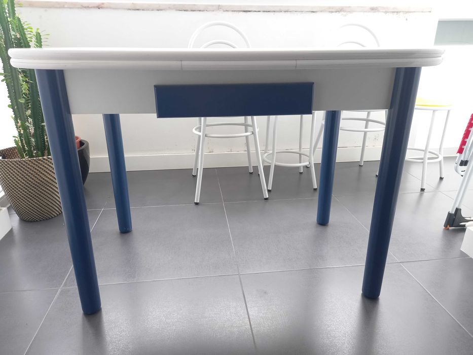 Mesa de cozinha extensível com duas cadeiras e dois bancos