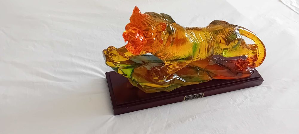 Peça Rara em Resina Tigre Crystalline Group por Tai Kwok!