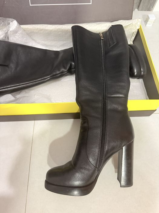 Високі чорні шикарні сапоги