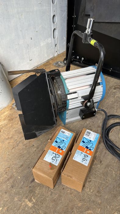 Lampa Fresnel FreePower 2000W + 3 nowe żarówki OSRAM CP/73 / Arri T2