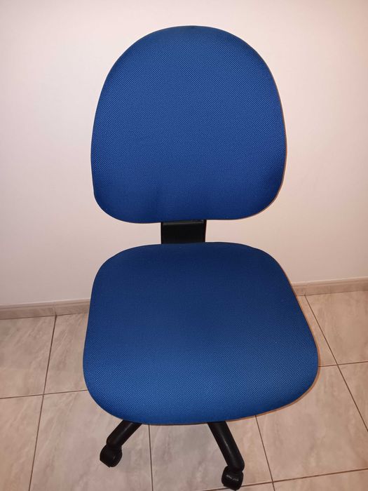 Cadeira de escritório azul em tecido