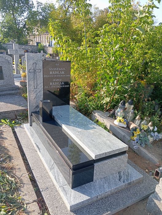 Nagrobki od 5000 .zł  Z literami i wazonem .