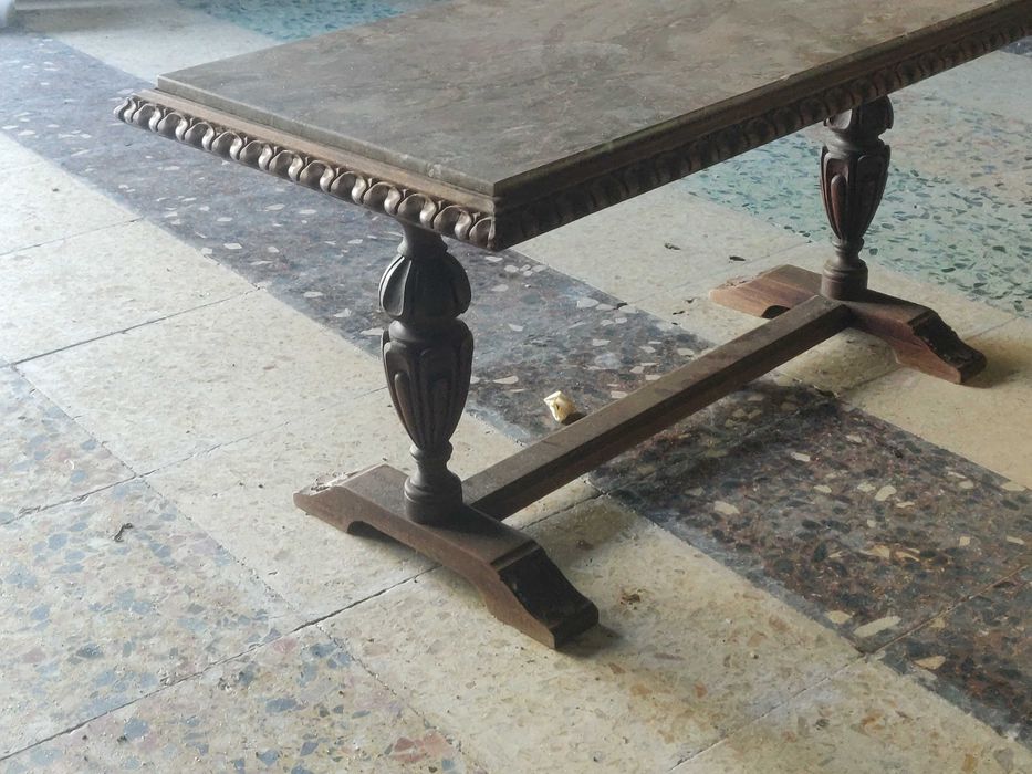 Mesa de madeira com pedra