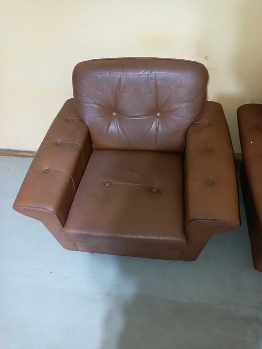 dwa fotele skurzane.