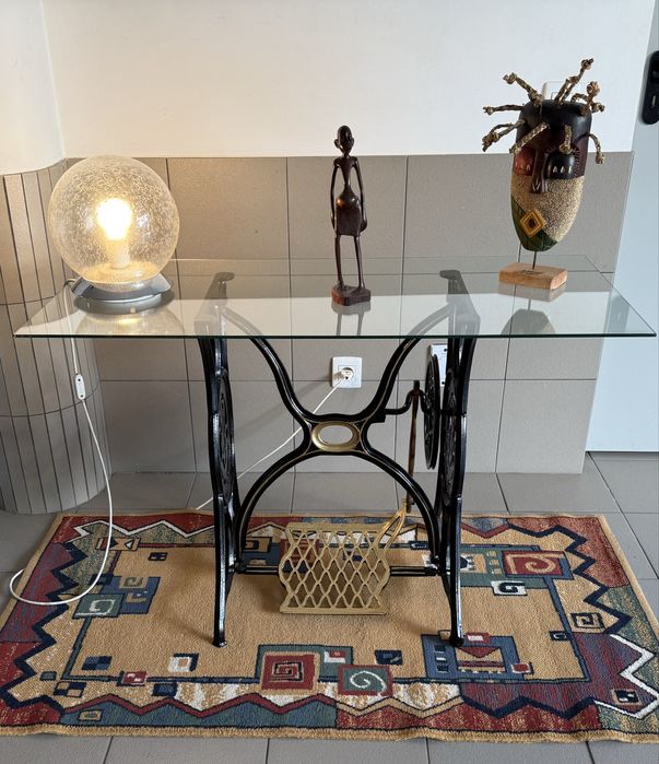Mesa tampo de vidro em pés Singer