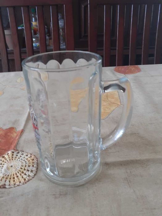 Caneca para cerveja grande para desocupar.