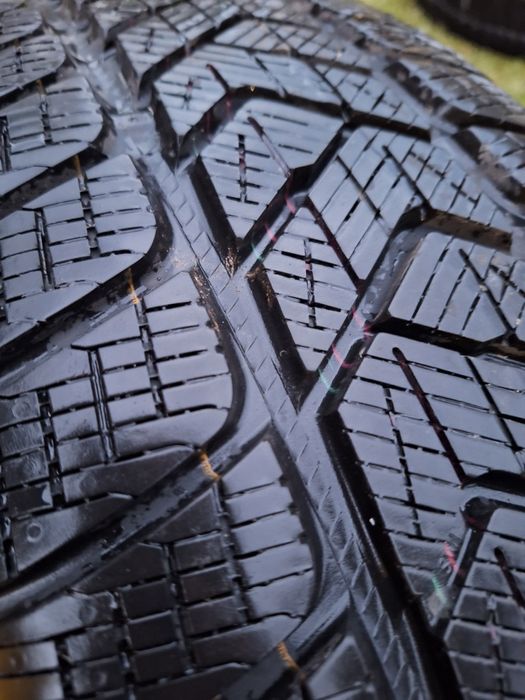 Vendo ou troco Pneus Pirelli 235 65 R18 - jantes não incluídas