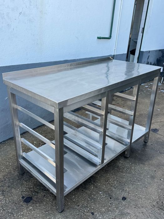 Bancada  de trabalho com prateleiras de tabuleiro