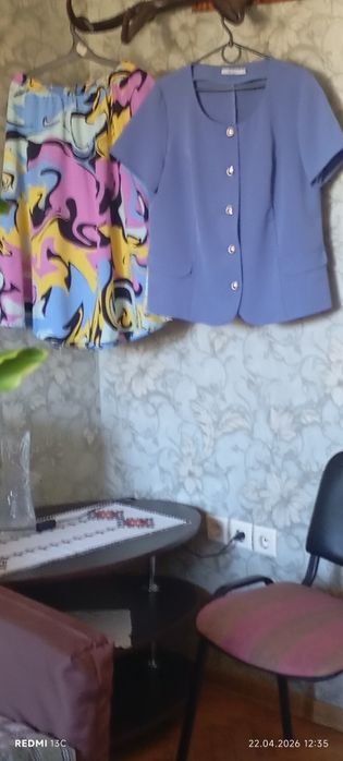Продам літній жіночий костюм  і літню  кружевну блузу.( Три речі)