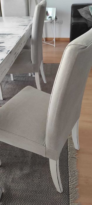 Conjunto de mesa extensível e 6 cadeiras estofadas