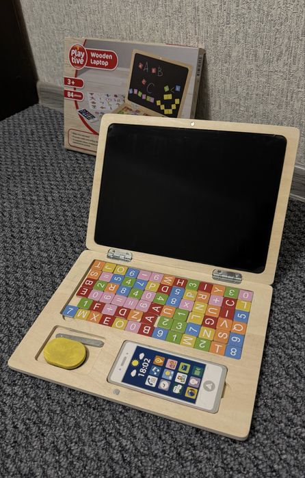 Деревʼяна дошка у вигляді ноутбуку