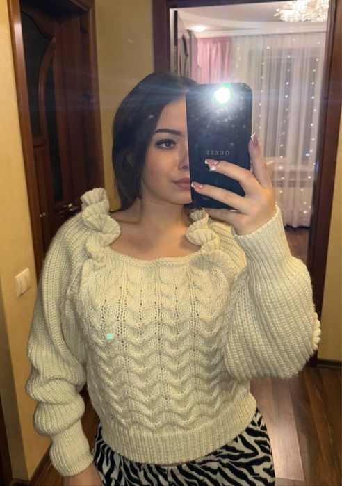 Теплий светр з красивою відкритою спиною