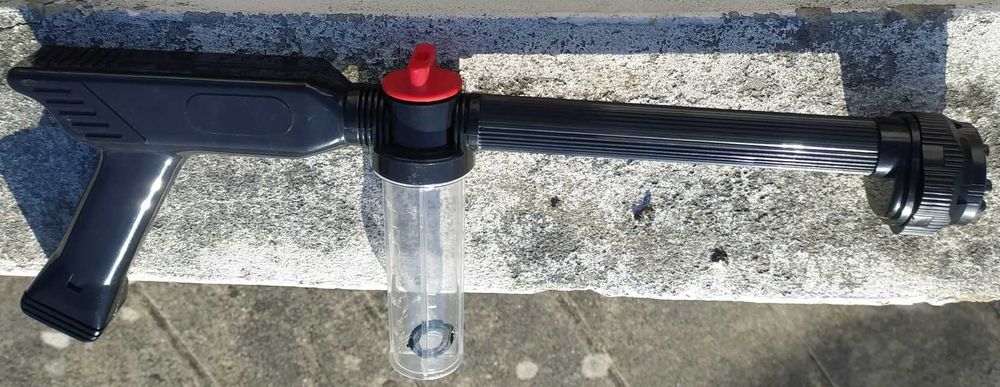 Adaptador de pressão para mangueira, com reservatório para detergente.