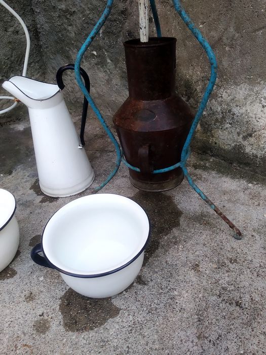 Lavatórios antigos e varias peças em esmalte