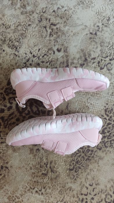 Продаю детские кроссовки Лупилу