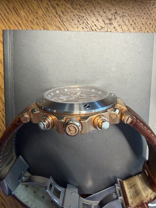 Швейцарський годинник бренду Guess