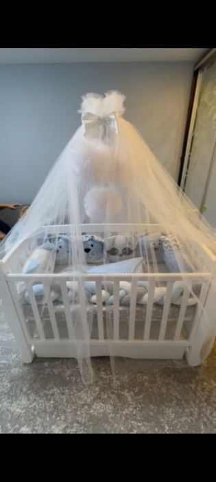 Дитяче ліжко  з матрасиком і подушками .

Термі