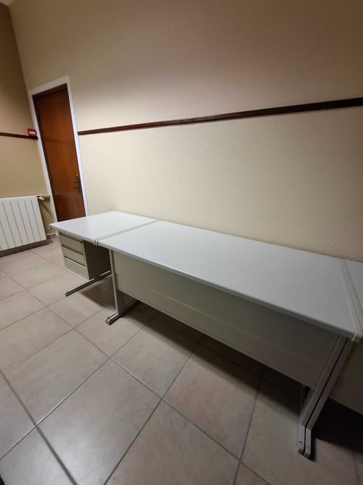 3 secretárias escritório + 2 módulos de gavetas + prateleiras