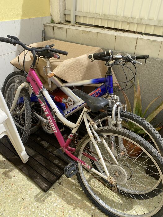 Duas bicicletas para reparação