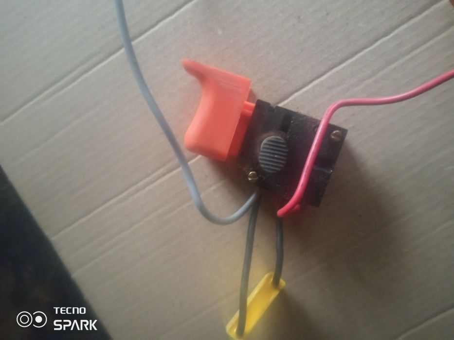 Дрель Black & Decker кнопка.