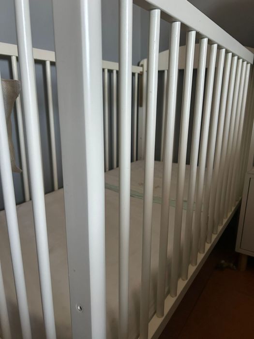 Berço de bebê com colchão incluído