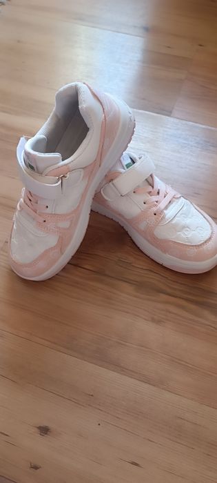 На дівчинку.    .