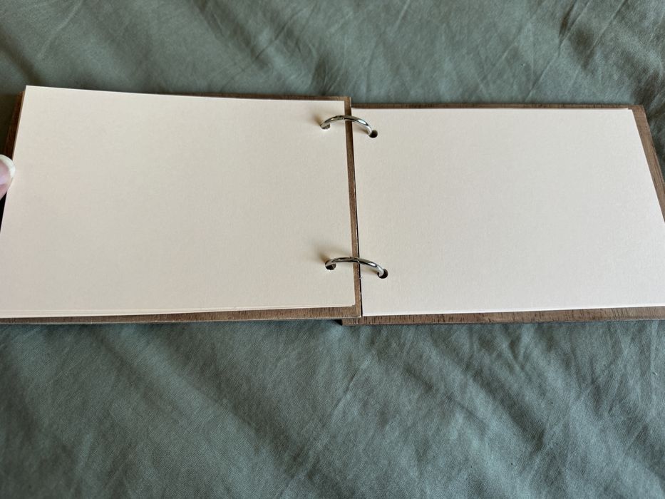 Caderno com capa de madeira