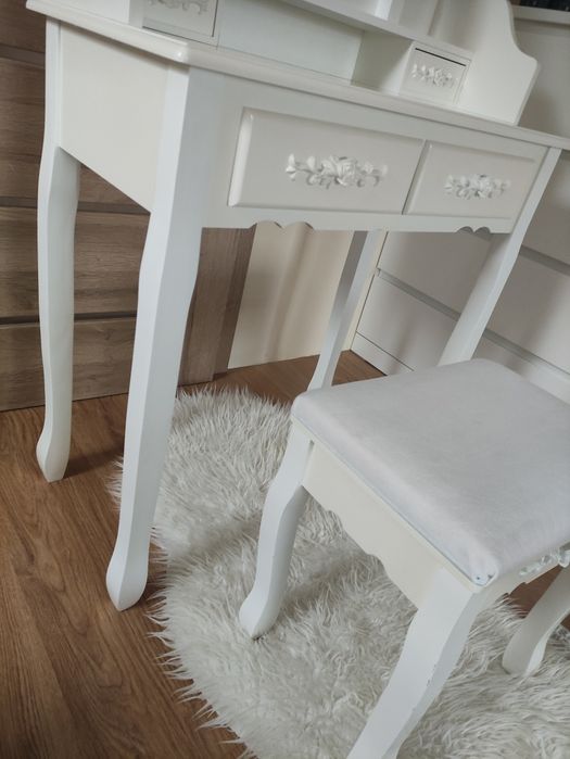 Toaletka biała drewniana